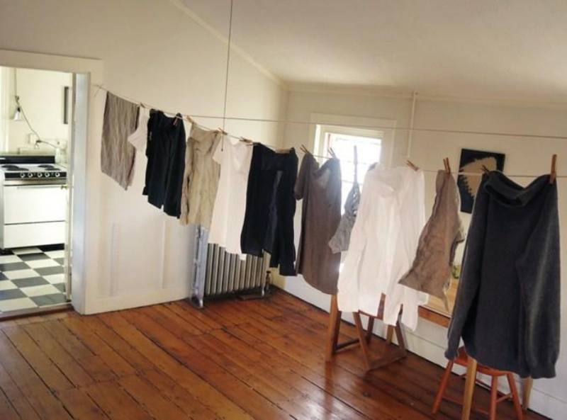 Quần áo phơi trong nhà hay nơi ẩm ướt là một trong những nguyên nhân khiến quần áo bị thâm kim