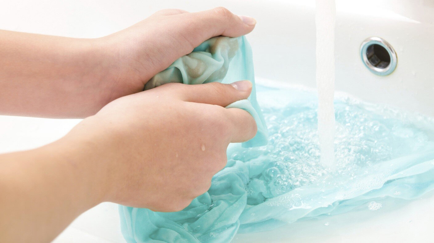 Nên giặt áo thun đồng phục với nước sạch thay vì bột giặt trong lần giặt đầu tiên