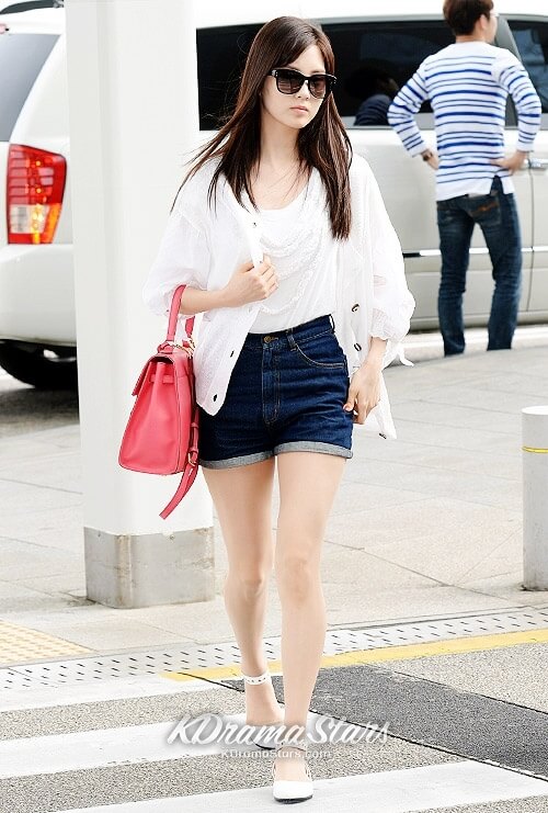 Seohyun nhóm SNSD tươi trẻ khi mix áo thun Hàn Quốc màu trắng với áo sơ mi cùng màu, quần short jean ngắn giúp cô nàng khoe được đôi chân thon thả của mình