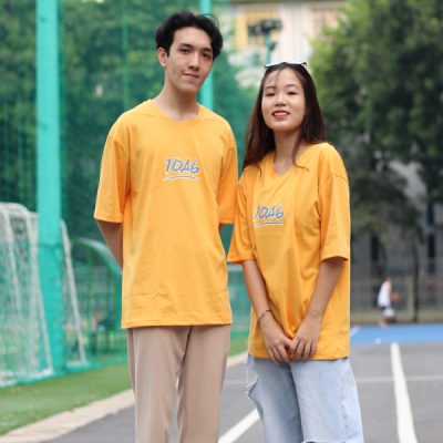 Mẫu áo lớp oversize cổ tròn màu vàng bò 10A6