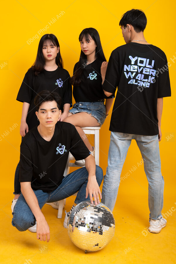Mẫu áo lớp Hologram 7E màu đen slogan " You never walk Alone"