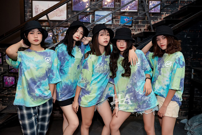 Áo lớp Tie dye gây ấn tượng mạnh bởi sự táo bạo trong cách phối màu sắc