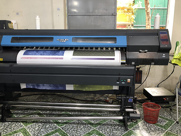 Máy móc sản xuất hiện đại đang sử dụng tại xưởng làm áo lớp tại Nam Định của Hải Anh Uniform 