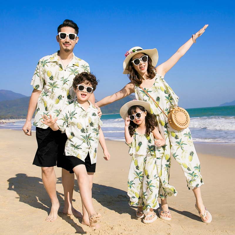 Mẫu áo nhóm 5 người họa tiết dành cho gia đình đi biển