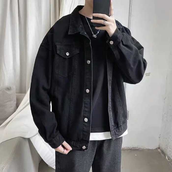 Khoác áo jeans cùng tone với áo thun đen nam tính