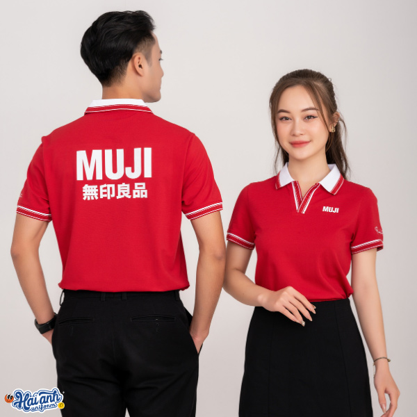 Áo thun có cổ màu đỏ Muji có phần nẹp cổ cách điệu bằng cổ ko cúc, may bằng bo dệt họa tiết rất dễ mặc, tạo cá tính riêng của doanh nghiệp