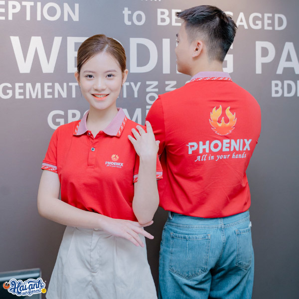 Áo đồng phục công ty màu đỏ Phoenix được Hải Anh Uniform thiết kế form áo đơn giản nhưng vẫn mang tính thời trang phù hợp với mọi dáng người.
