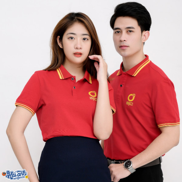 Áo phông đồng phục có cổ SJC với tone màu đỏ và phần logo trước ngực giúp dễ dàng ghi dấu ấn về thương hiệu của doanh nghiệp.