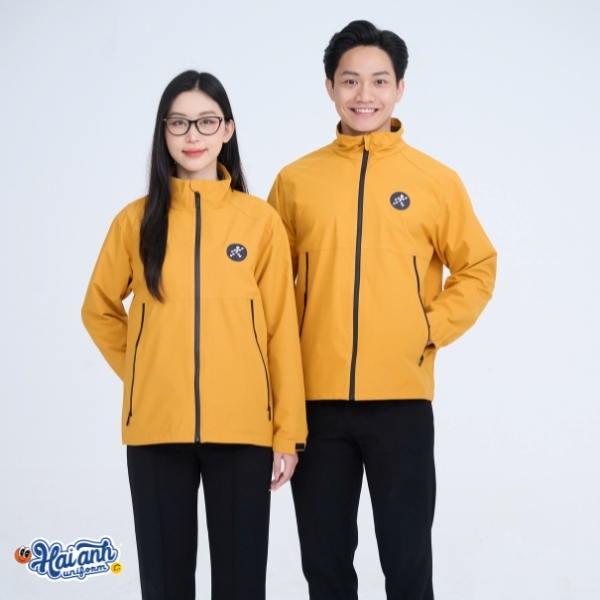 Mẫu áo khoác đồng phục màu vàng cúc trơn thanh lịch, cuốn hút
