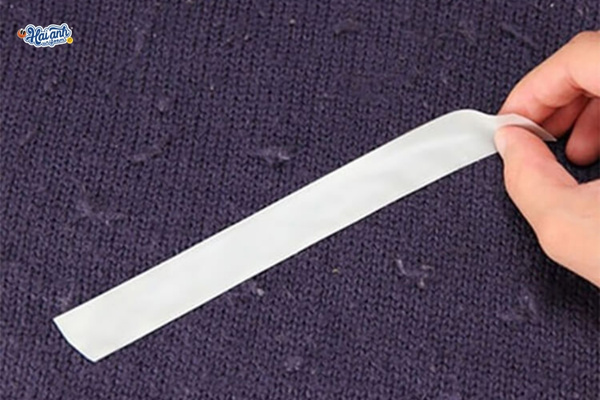 Khắc phục áo bị xù lông bằng băng keo hiệu quả