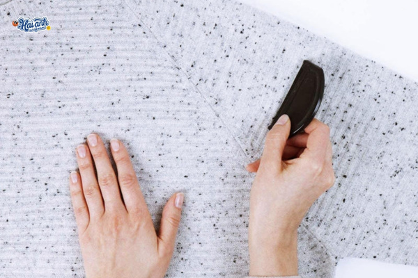 Cách xử lý áo bị xù lông bằng lược đúng cách