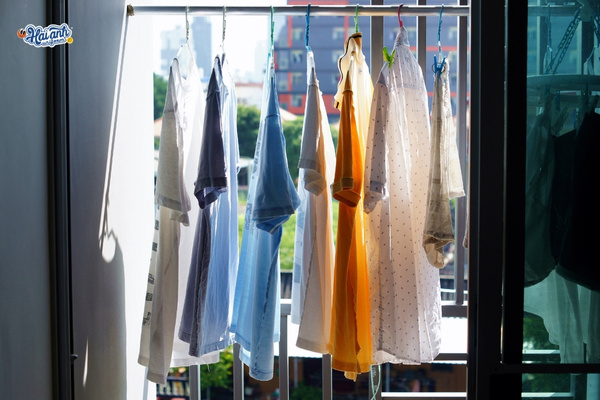 Phơi quần áo ở bóng râm giúp giữ màu vải tươi sáng và bền lâu
