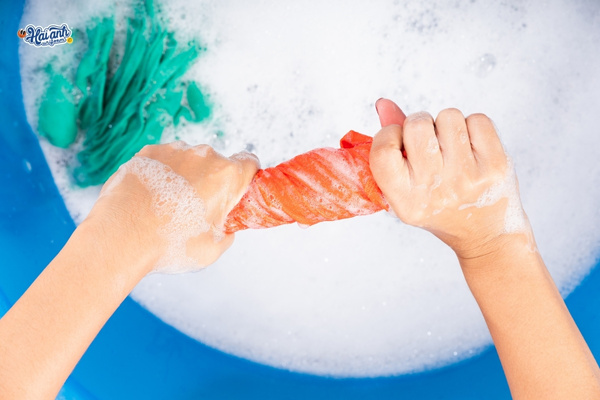 Vắt nhẹ quần áo giúp bảo vệ sợi vải và giữ màu lâu phai