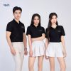 Áo với cổ dệt và tay bo ngắn giúp người mặc thấy thoải mái cả ngày