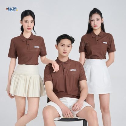 Logo trắng nổi bật trên nền áo nâu trầm
