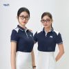 Thiết kế áo polo đồng phục màu xanh đen phối vai thanh lịch, chuyên nghiệp.