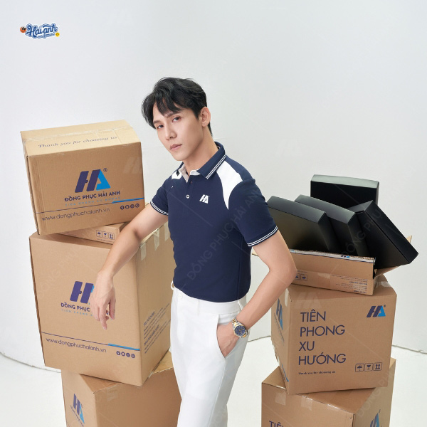 Thiết kế màu xanh đen phối vai với thiết kế thanh lịch và chuyên nghiệp.