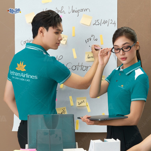 Áo sở hữu thiết kế cổ bẻ phối lé trắng tinh tế