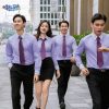 Logo và tên thương hiệu thêu chỉ đỏ nổi bật ở cổ và măng sét tay