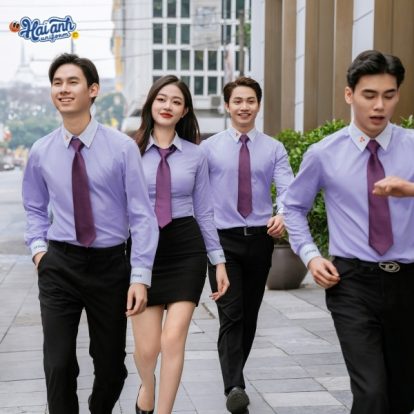 Logo và tên thương hiệu thêu chỉ đỏ nổi bật ở cổ và măng sét tay