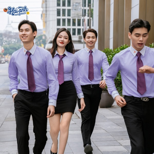 Logo và tên thương hiệu thêu chỉ đỏ nổi bật ở cổ và măng sét tay