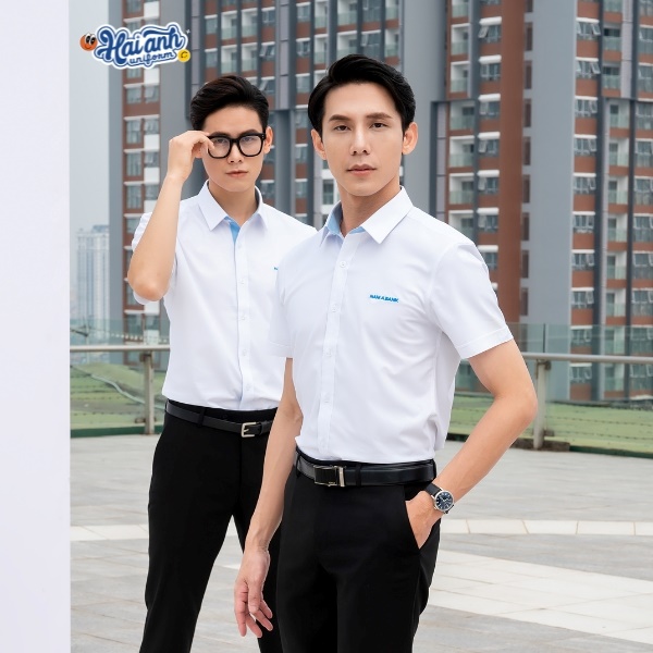 Tone trắng chủ đạo cùng viền lót cổ xanh tạo điểm nhấn