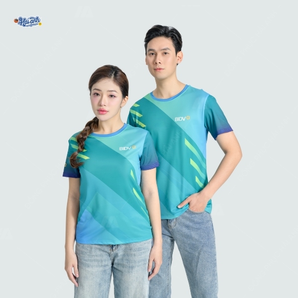 Áo được thiết kế với các đường cắt sắc sảo, họa tiết tinh tế
