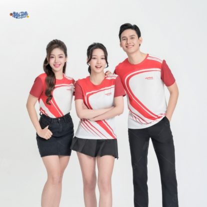 Với tông đỏ trắng, áo mang lại cảm giác năng động và sáng tạo
