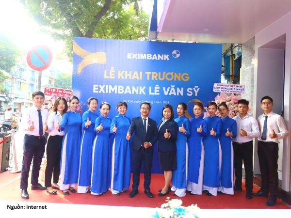 Áo dài Eximbank sử dụng sắc xanh dương chủ đạo