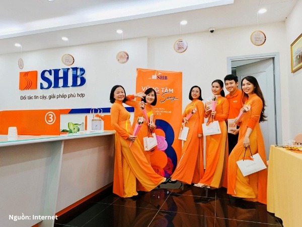 Mẫu áo dài đồng phục nhân viên nữ SHB màu cam thanh lịch