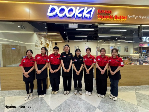 Dookki lựa chọn mẫu áo sơ mi đỏ cho nhân viên phục vụ