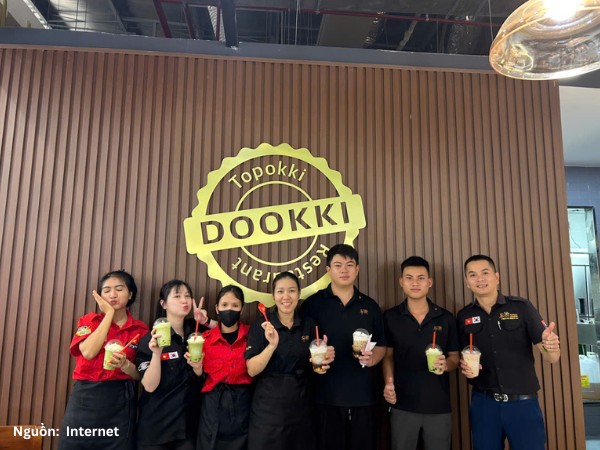 Mẫu áo polo đồng phục của Dookki dành cho nhân viên bếp