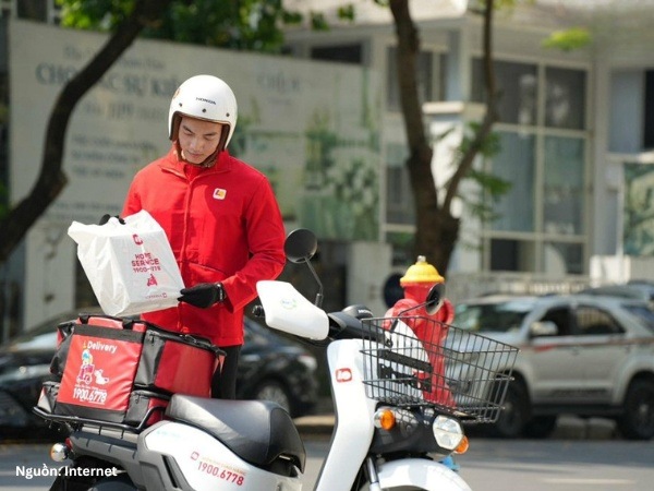 Mẫu áo khoác đồng phục màu đỏ in slogan Lotteria thanh lịch, chuyên nghiệp