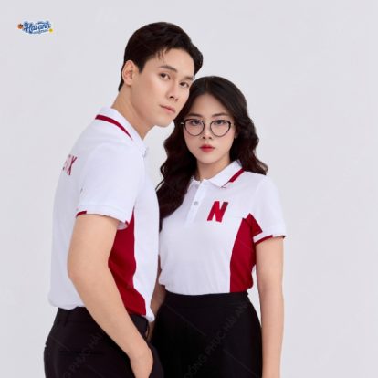 Cổ áo dệt với những đường line đỏ thu hút ánh nhìn