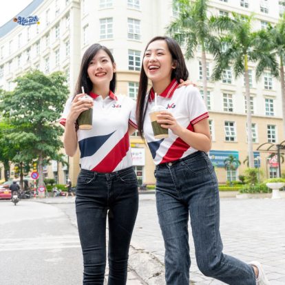Áo polo trắng phối thân JVG đột phá trong thiết kế, tạo dấu ấn riêng