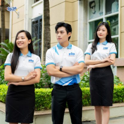 Áo polo kết hợp tone trắng và xanh dịu nhẹ tạo nên vẻ thanh lịch và nổi bật