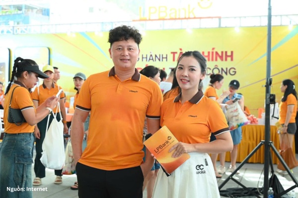 Áo polo đồng phục ngân hàng Lộc Phát phối cổ viền tinh tế, trẻ trung