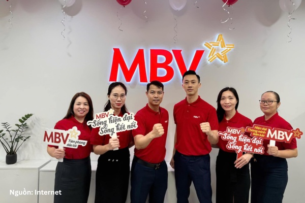 Nhân viên MBV trẻ trung, năng động trong thiết kế đồng phục polo