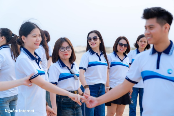 Polo đồng phục sự kiện MBV màu trắng phối xanh
