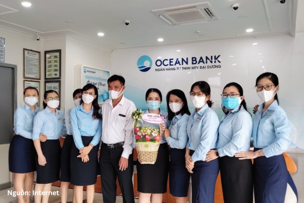 Nhân viên MBV trong thiết kế sơ mi đồng phục hiện đại, sang trọng
