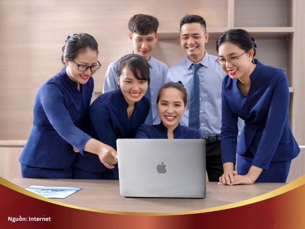 Mẫu đồng phục sơ mi hiện tại của ngân hàng SCB