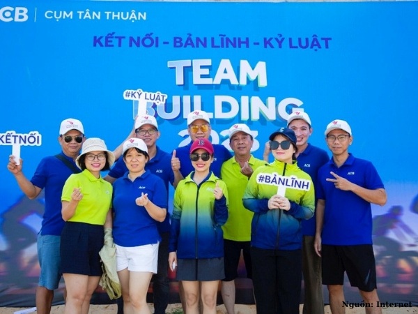 Nhân viên ACB tham gia team building diện áo polo đồng phục năng động