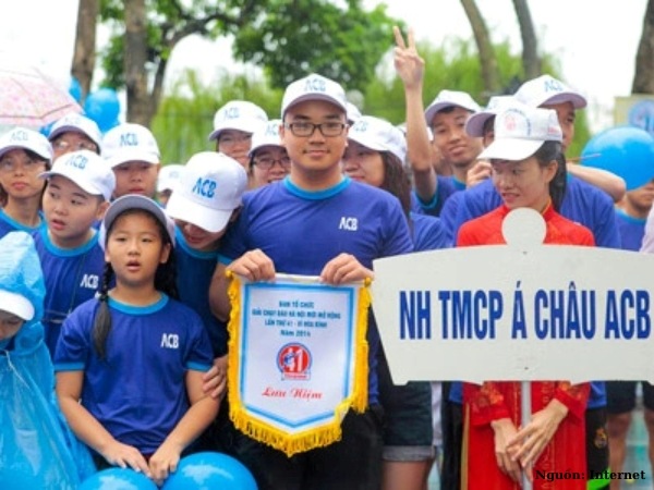 Nhân viên và gia đình ACB tham gia sự kiện cộng đồng trong đồng phục áo thun