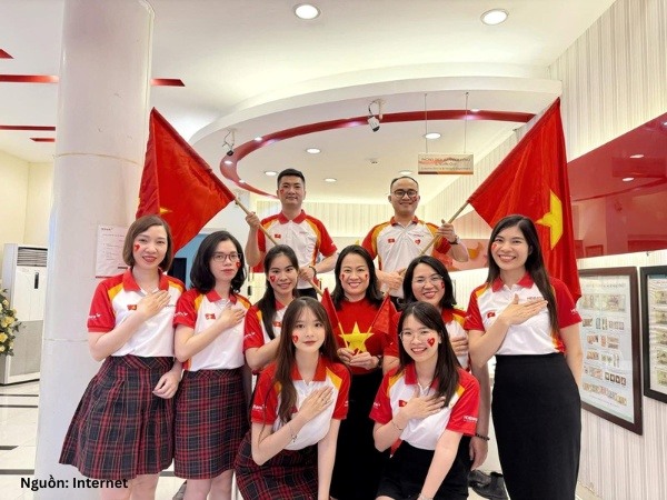Mẫu polo đồng phục nhân viên HDBank màu trắng phối tay đỏ