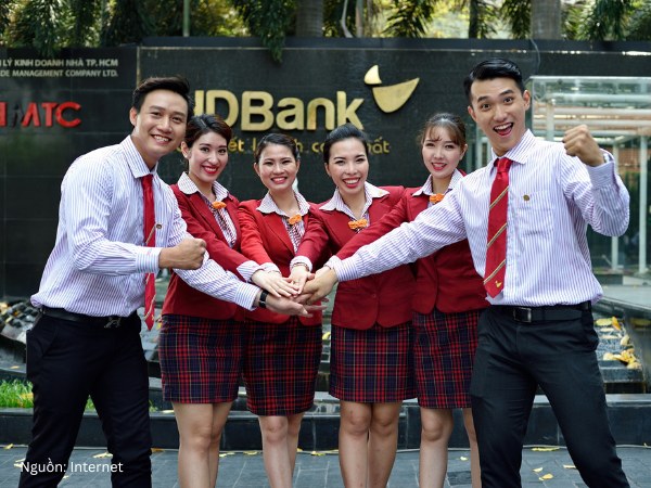 Mẫu sơ mi đồng phục ngân hàng HDBank họa tiết kẻ sọc trắng đỏ