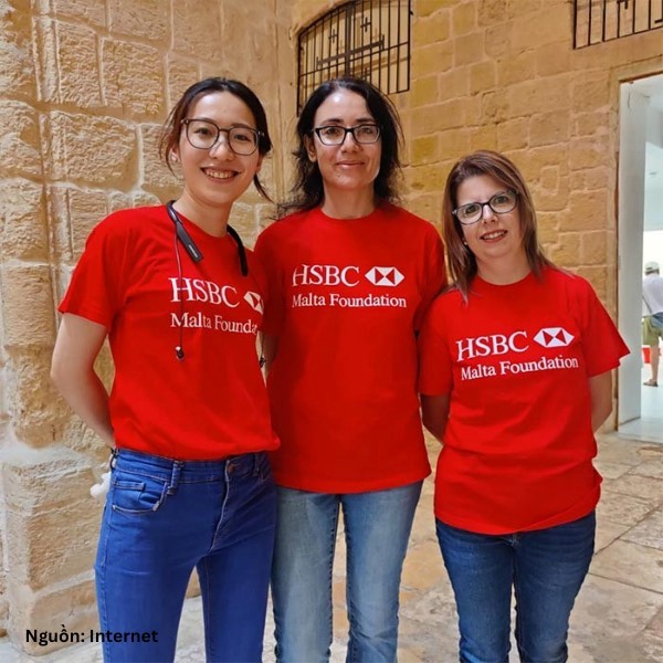 Mẫu áo thun đồng phục HSBC màu đỏ nổi bật