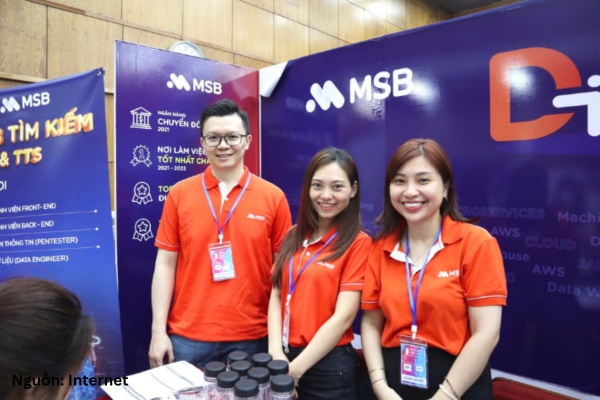 Áo có màu cam nổi bật cùng form suông rộng rãi