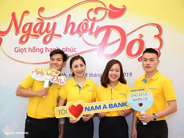 Thiết kế áo polo màu vàng tươi của Nam Á Bank