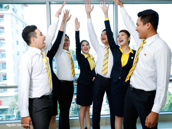 Nam Á Bank sử dụng mẫu sơ mi dài tay truyền thống