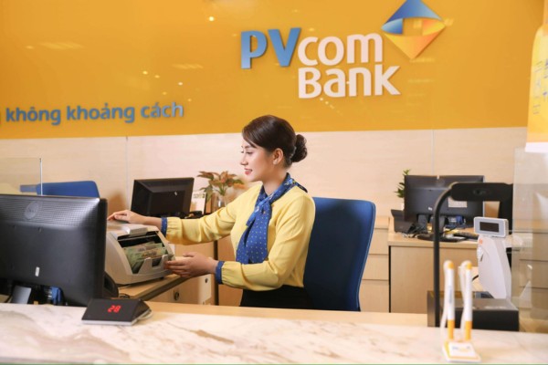 Giao dịch viên PVcomBank diện áo đồng phục sơ mi